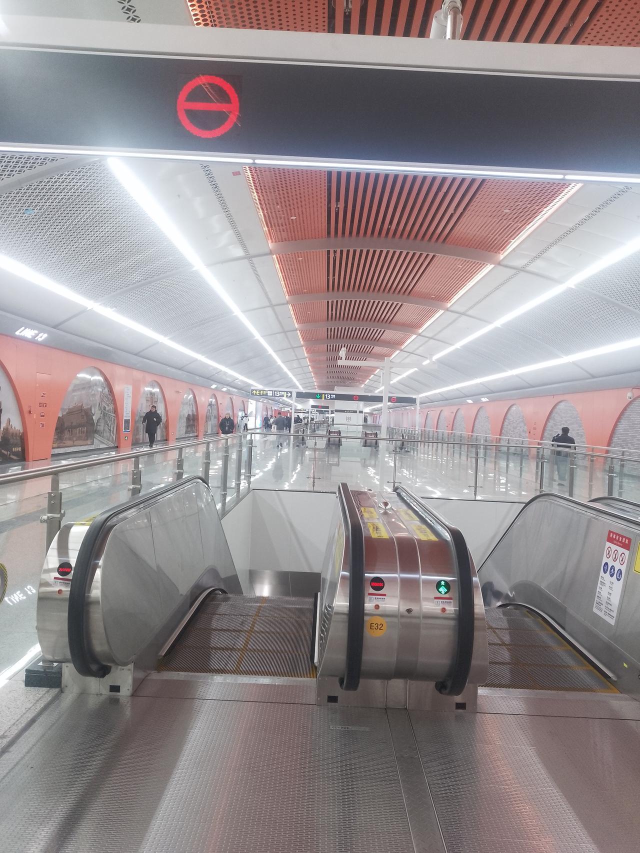 成都地铁设计超前，快跟紧机场配套先进了！我昨天去了一趟华西坝站，进站大厅中央都