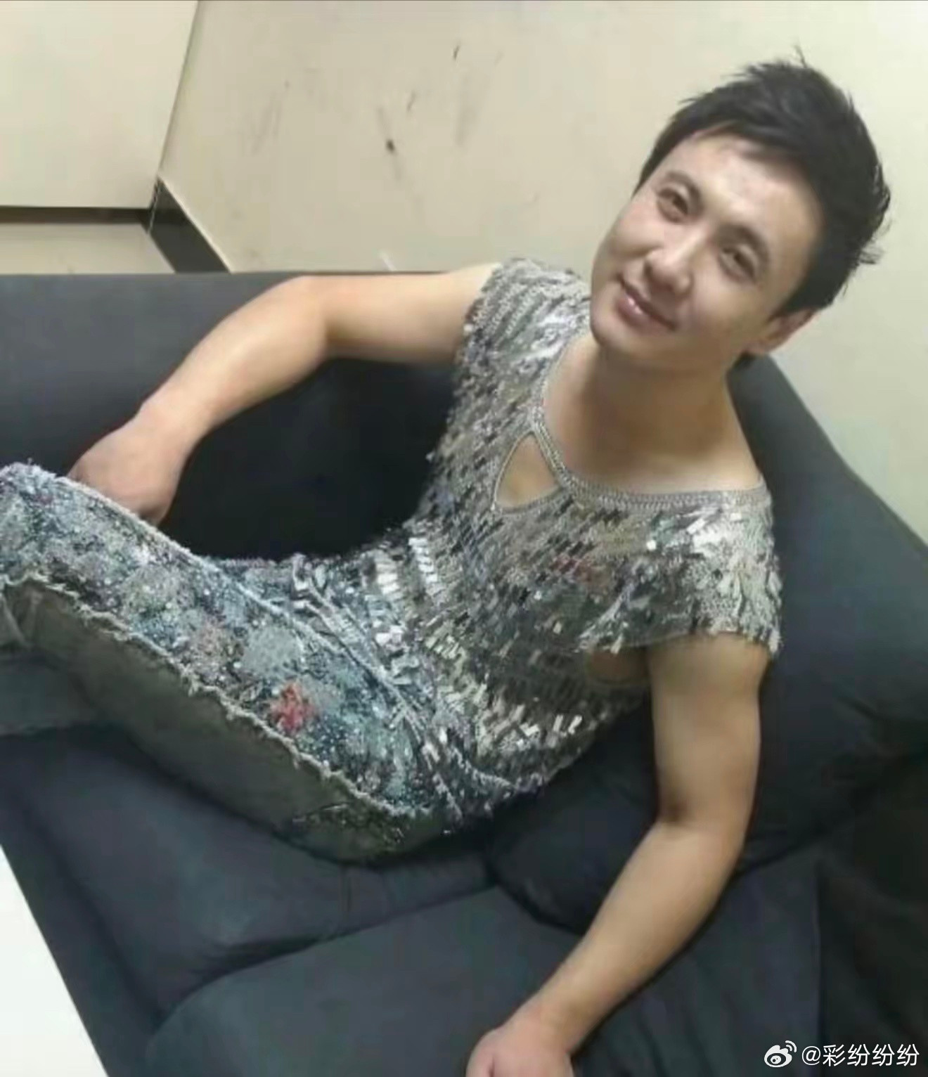 沈腾你本可以体面老去的笑不活了，沈腾多年前的QQ空间被扒，大量早期的抽象照片被网