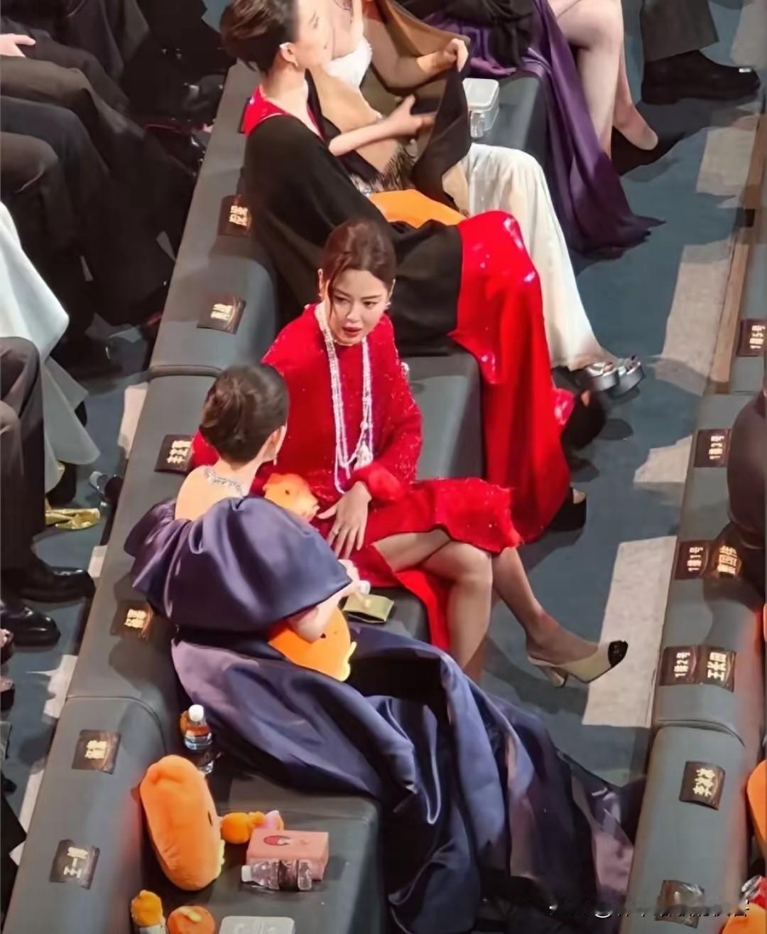 刚听一位管现场调度的朋友说：微博之夜这场场面，“工作人员贴错”纯属挡箭牌。真