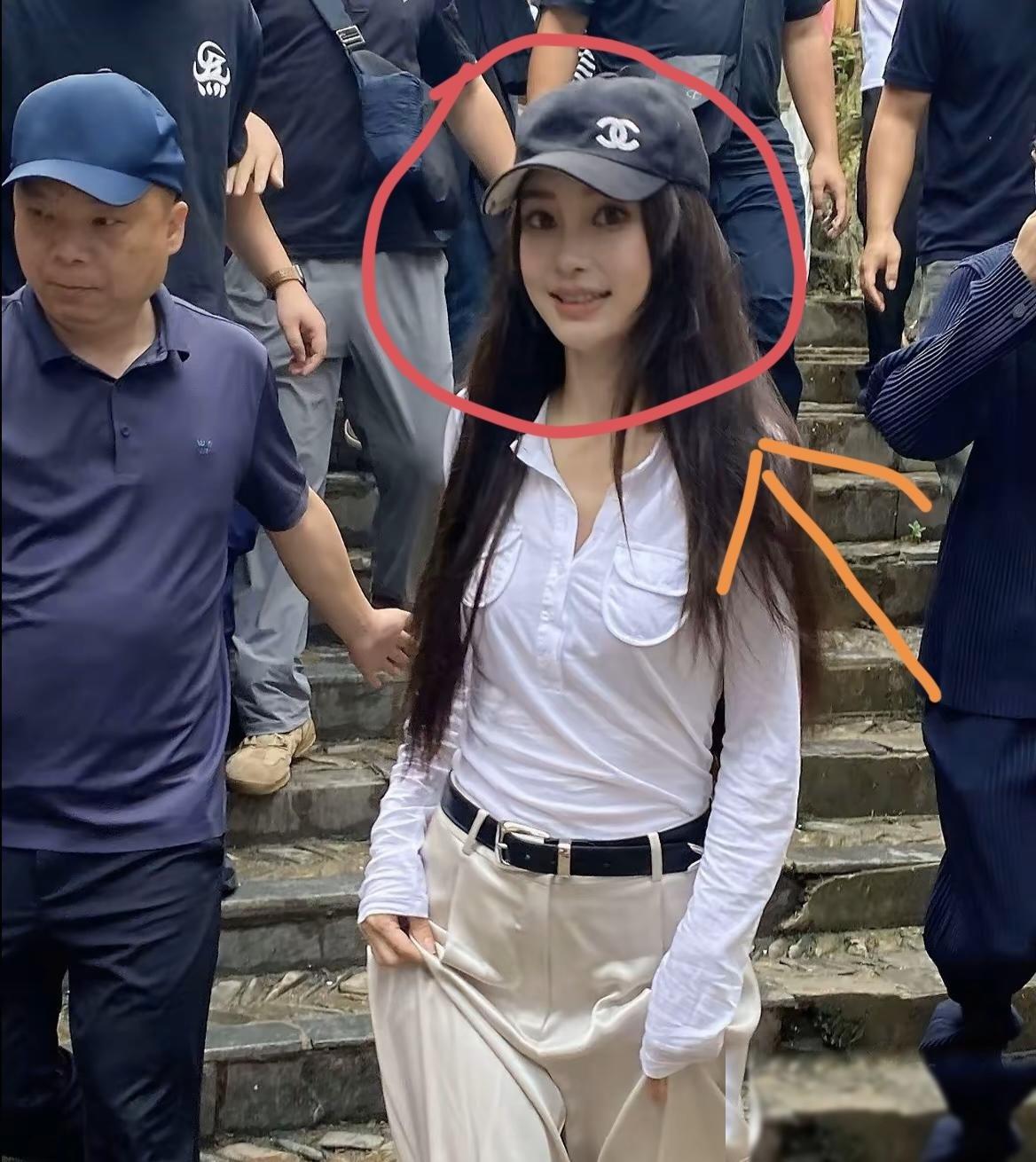 总感觉杨颖不对劲，她明明都37岁了，腰腹赘肉，胸部下垂，体态丝毫没有走样痕迹，反
