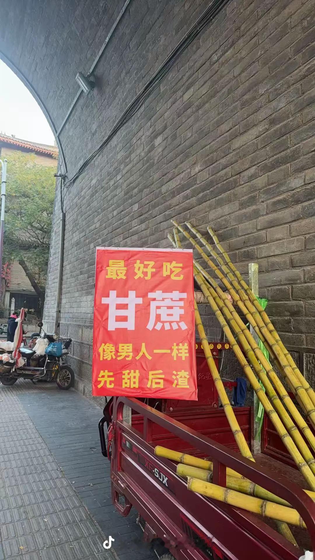 现在的小摊老板实在太有才！[吃瓜]你看看，今天路过菜市场，看见的两位卖水果