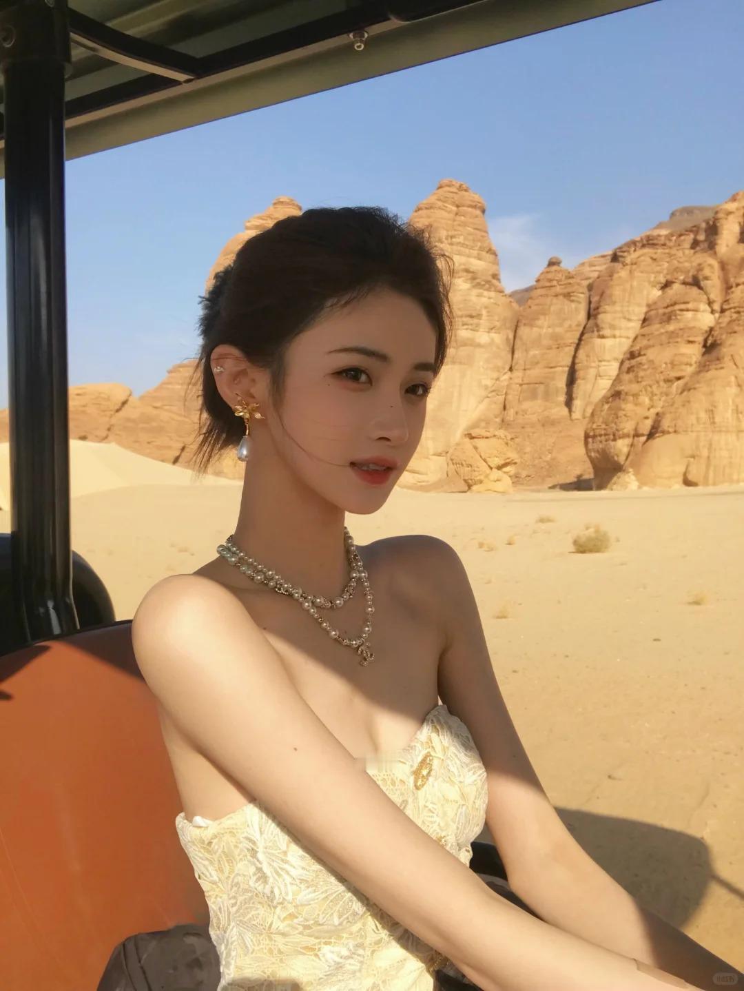 成熟中透着一丝娇嫩的00后模特小美女，头发如山矾枝揉碎的沉墨，自带哑光的柔润质感