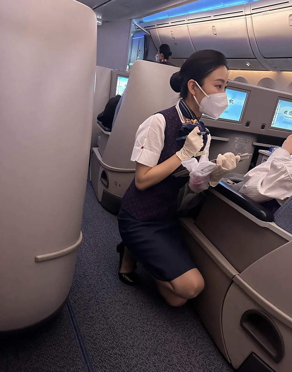 “这个男人是被谁惯坏的？”一女子是空姐，有个58岁外籍男子，上了飞机就找茬，拍打