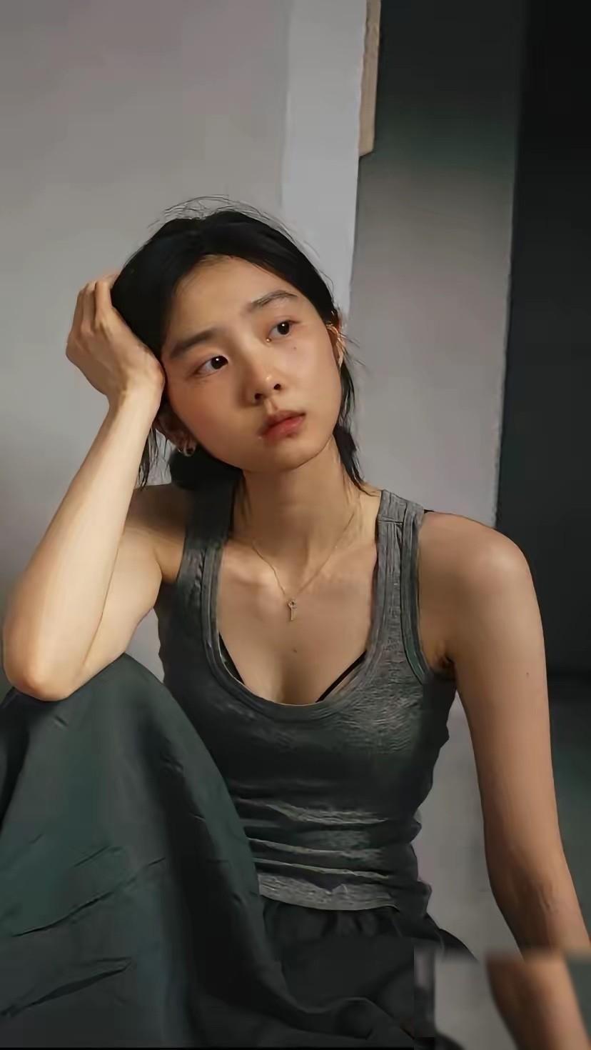 54岁的黄磊估计要睡不着了女儿黄多多，真的熟透了，几张展现身材的辣妹照一传出
