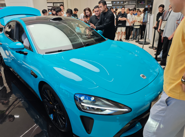 小米su7静态体验报告排了大概20分钟队进去体验了，坐的是max版。本人极氪0