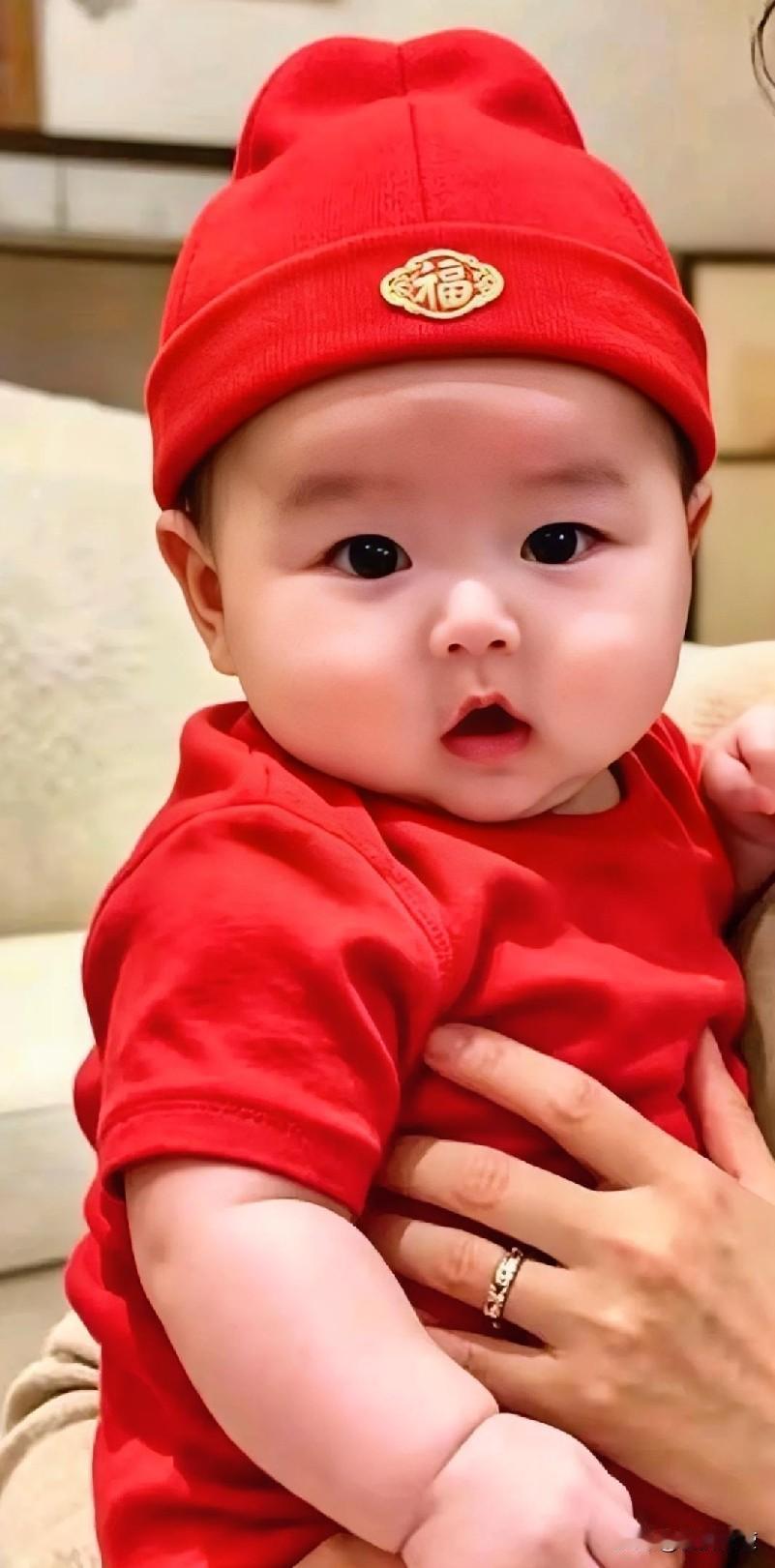 汪小菲三胎儿子汪宝儿百日照曝光，一身红衣配小红帽，模样可爱极了。那圆脸大眼小嘴，