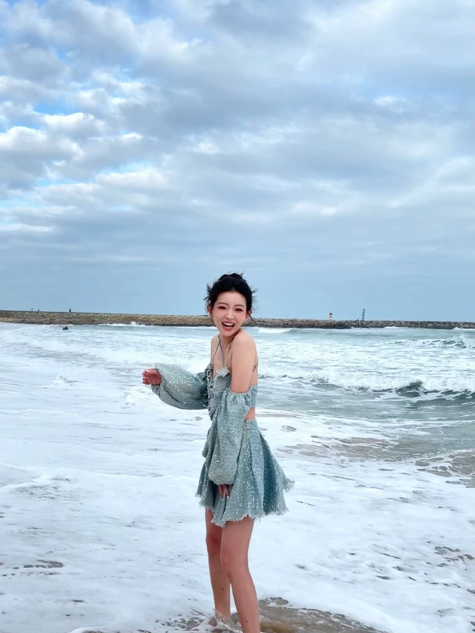 罗予彤海边甜美风，吊带裙美腿，甜美怡人。罗予彤