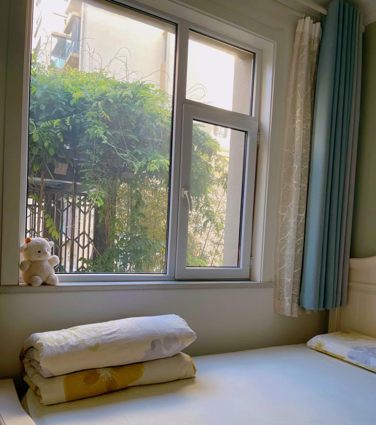 “现在，女生找男人首先是能不能亲下嘴，其次是情绪价值，最后才是是经济，是能亲得下