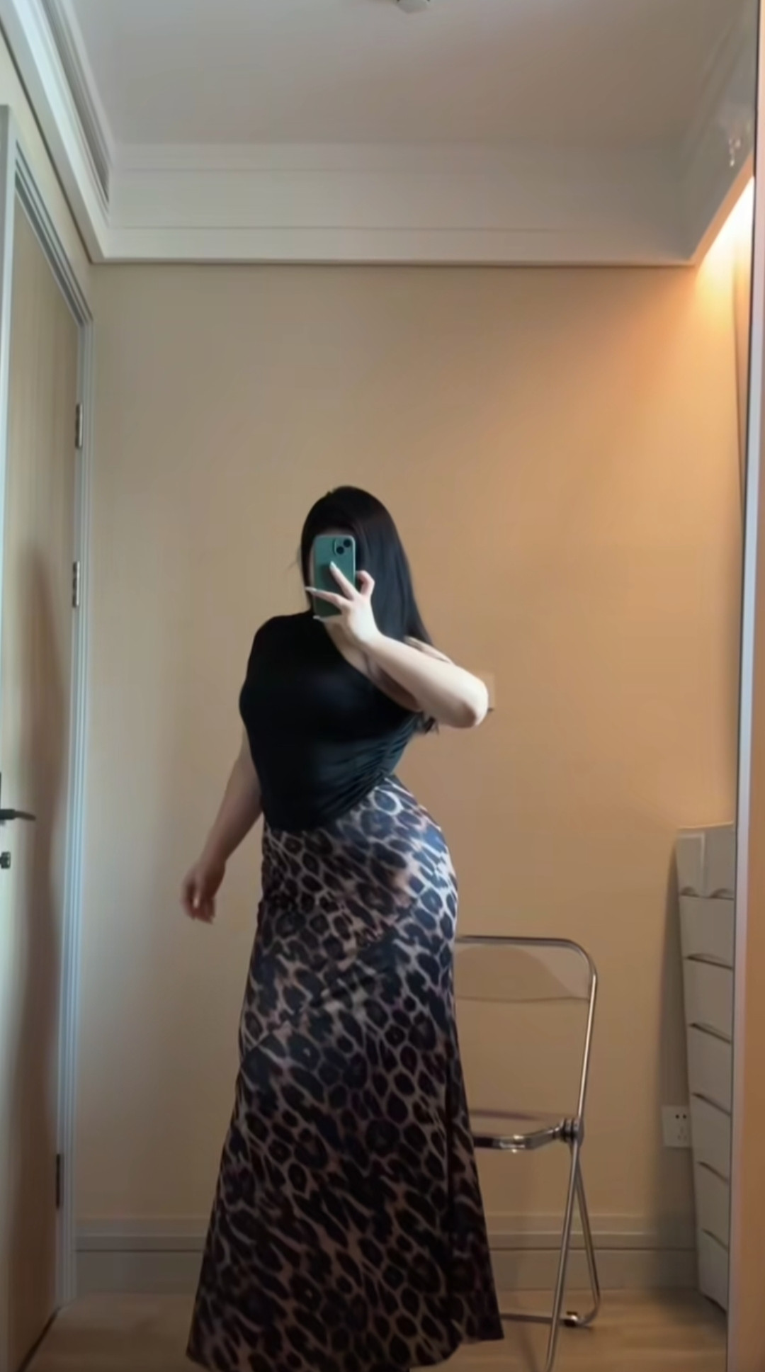 镜子前定格的日常🌿单肩黑T勾勒利落，豹纹长裙蔓延野性，肉肉女孩穿出了藏不住的惊艳～