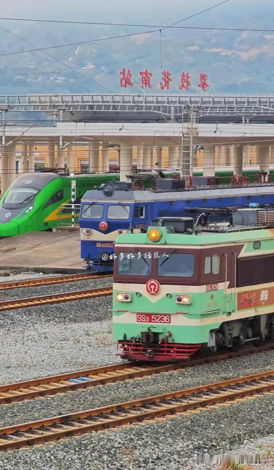成昆铁路攀枝花南站内，牵引公益慢火车的韶山3与韶山3B大功率重联型货运机车、新型
