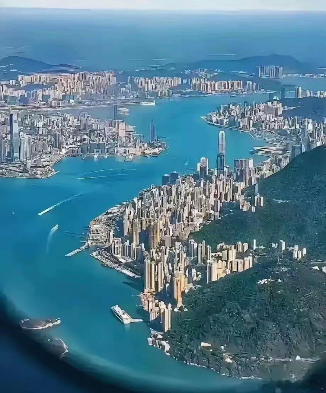 图一是香港，图二是重庆，感觉重庆还是缺点啥？