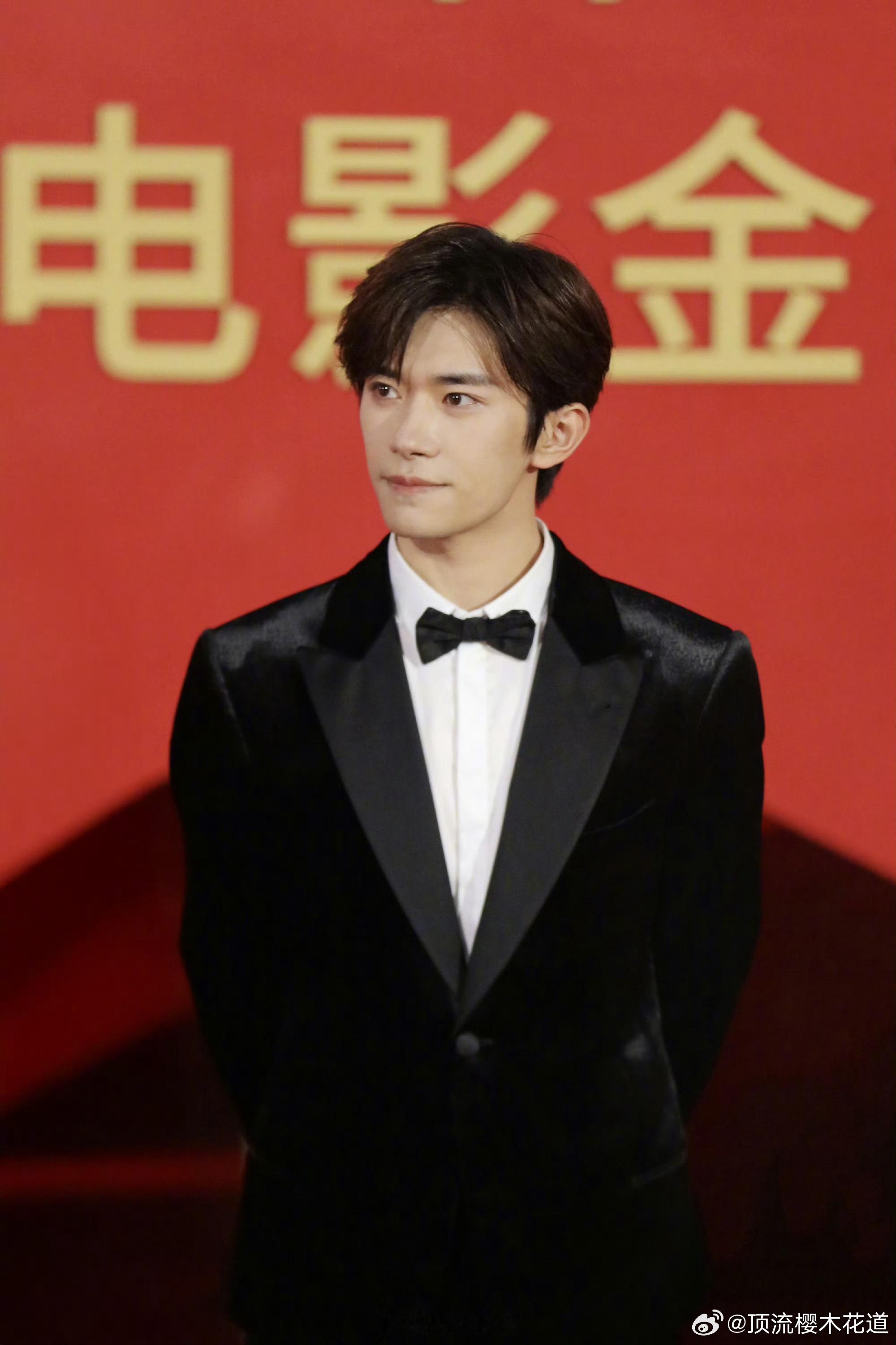 喔靠，易烊千玺获封金鸡影帝，这么年轻的影帝，史上最年轻金鸡影帝了吧？真9000