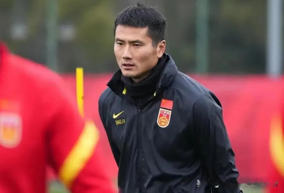 国庆期间，国足0：5输给巴勒斯坦，U23亚运会却拿下铜牌。同一个中国足球，两