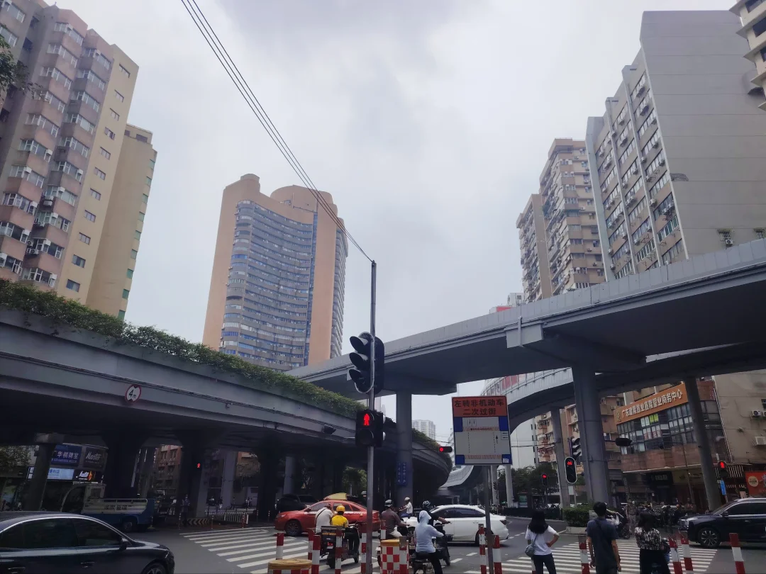广州环市东是广州版中环？感觉还是太旧了，更像北角或者油尖旺的旧区，中环...