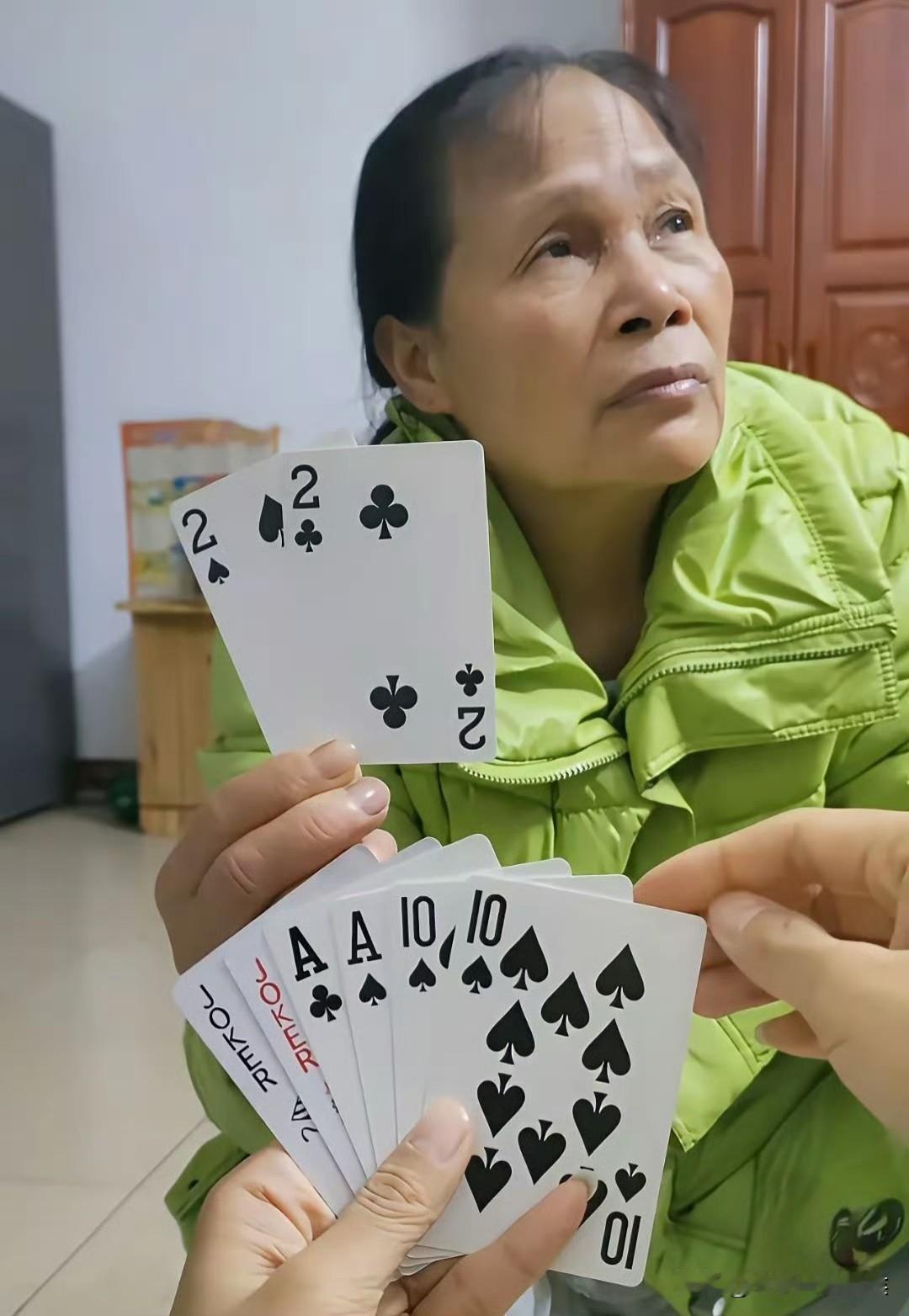 女房东说了：你先出，只要你能赢，不仅免掉房租，还可以把我留下来！我一看，直接喊