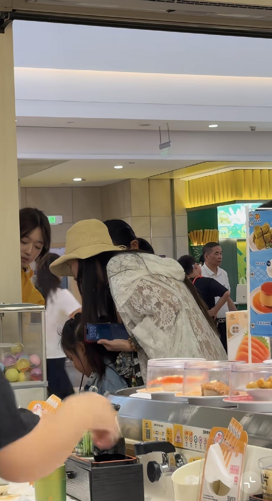 8月17日，郭碧婷带女儿向芷素颜逛深圳壹方城，向芷侧颜曝光，皮肤有点黑，但眉眼气