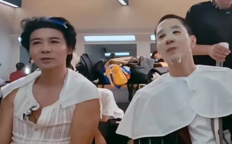张晋对李承铉说：“我以前和蔡少芬热恋的时候，睡觉都是两个人抱在一起，后来时间长了