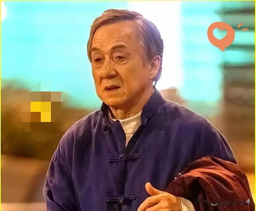 71岁的成龙大哥又上热搜了，但这回真不是为了新电影造势。他在镜头前大大方方承