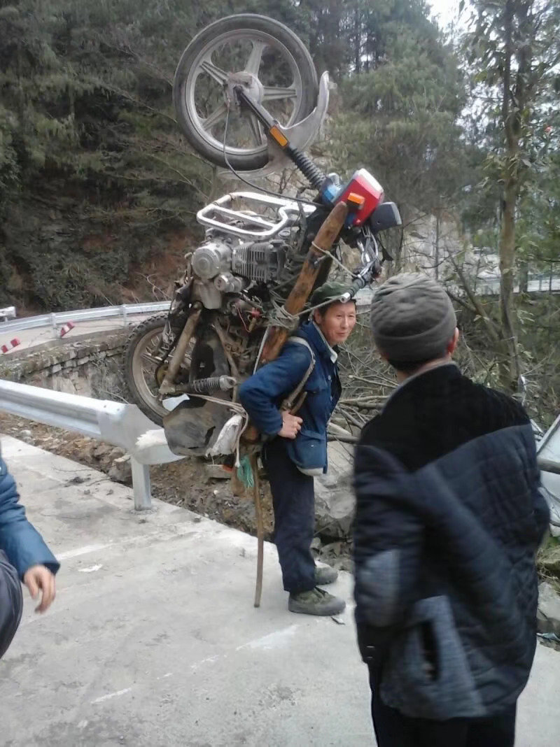 搞不懂为啥老一辈的有些人为啥力气那么大，我真不是瞎说，以前我们村里的一个爷爷，就是农村杀猪，一头猪大