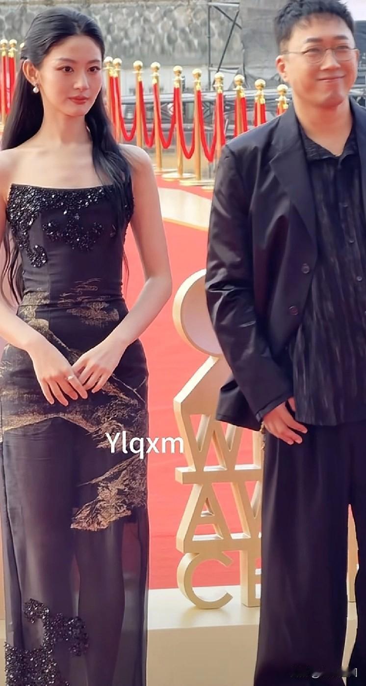 于正这人，虽然嘴碎爱招骂，但当老板确实没得说。他捧自家艺人那叫一个不遗余力，走黑