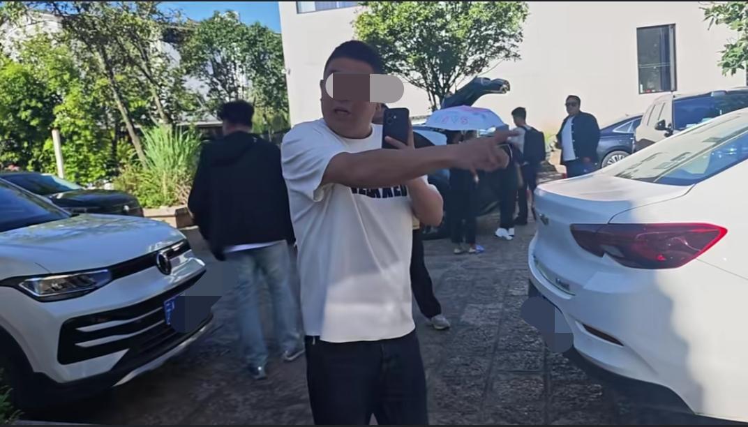 云南。安徽合肥网友发视频吐槽:在这里开民宿的东北人真的是牛逼，打电话挪车就开始强