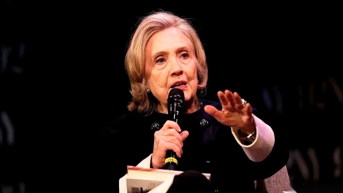 希拉里把话挑明了，直接对内塔尼亚胡开火。她说，“我百分百支持以色列。”紧接着