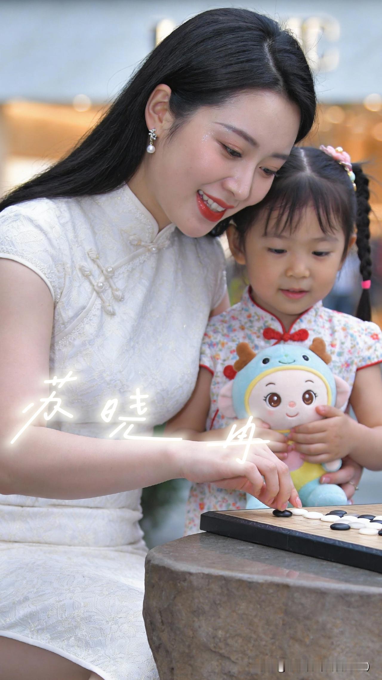 棋间的温柔石桌摊开一方棋盘，黑白棋子像撒落的星子，在午后的风里轻