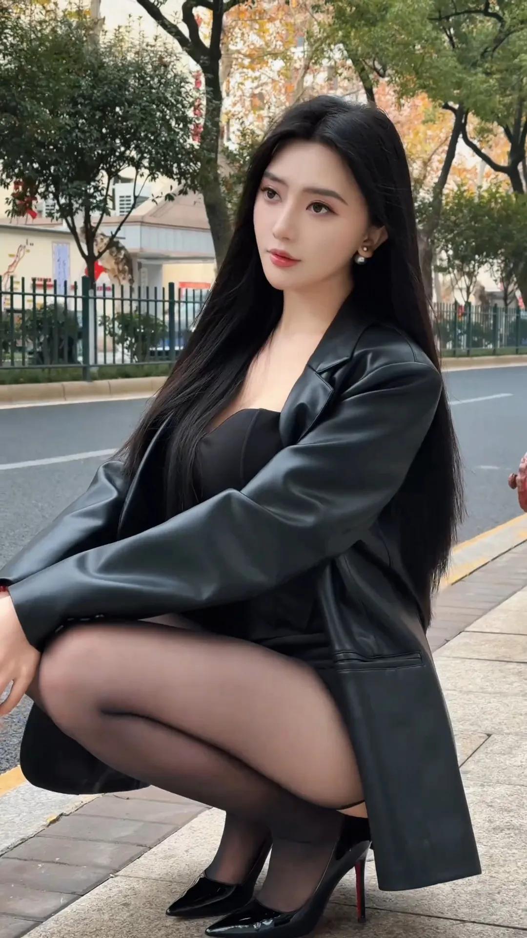 都市女郎的优雅姿态，黑色皮衣搭配高跟鞋，尽显时尚与自信。