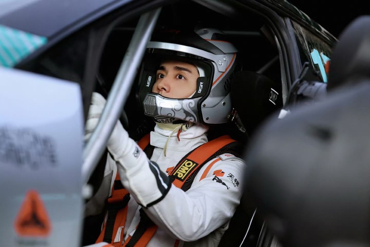 看张新成这些年演的角色的造型，真的感慨哥实在是太多元了，每解锁一套新皮肤就多一个