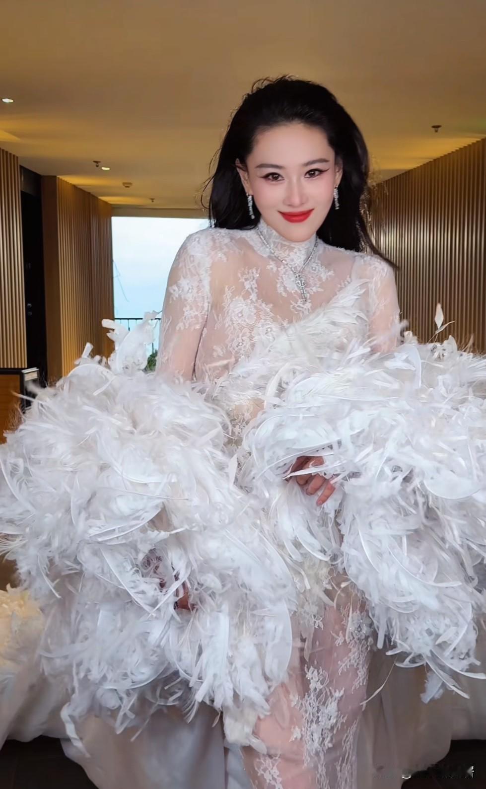 何捷真是好福气，娶到张馨予这么美的女星，都这么多年了，依旧美丽动人，更别说都