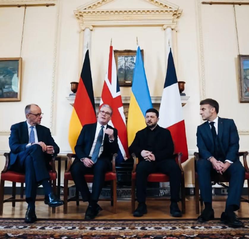 泽连斯基坐英、法、德三位领导人中间，是不是感觉特别有底气啊？泽连斯基和他们交流