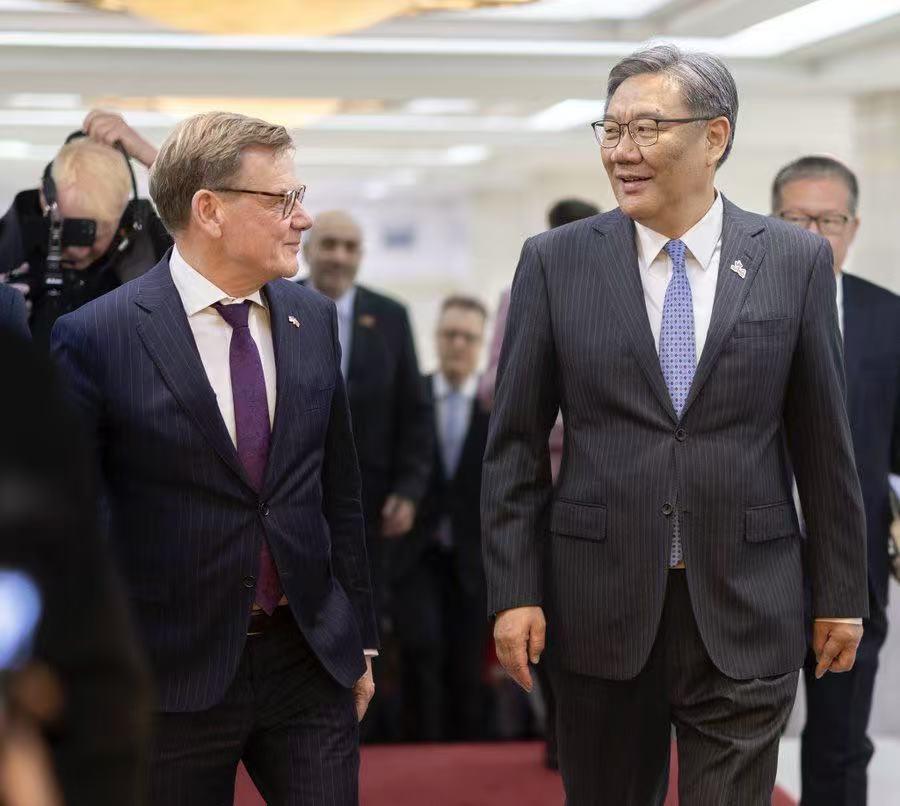 联邦外长表示：“我同商务部长王文涛先生进行了富有建设性的会谈。我们想要打造平衡的