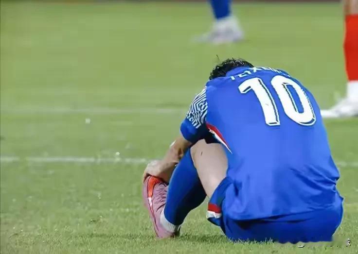 申花球迷彻底掀桌子了，不是因为1:2江原FC输不起，而是因为——1.球队太没