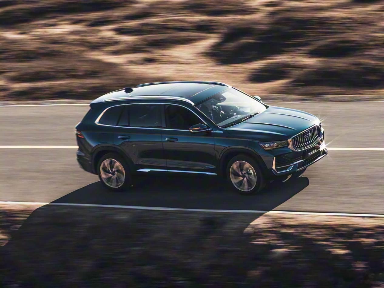 燃油车变天！中国品牌夺第1，掀翻朗逸轩逸如果你在2025年初，问一个车圈老炮儿“