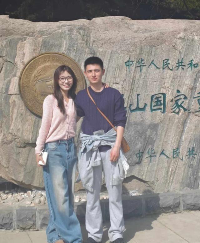 网恋奔现的第一张合照通常都不亲密，主要是因为太紧张了。线上聊得再嗨，线下真见面