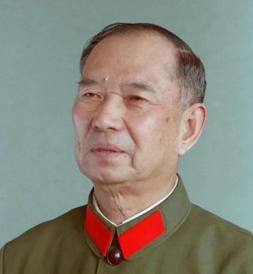 1982年，开国少将尤太忠视察部队，见一副团长好生眼熟，暗骂一句大事不好，立刻打