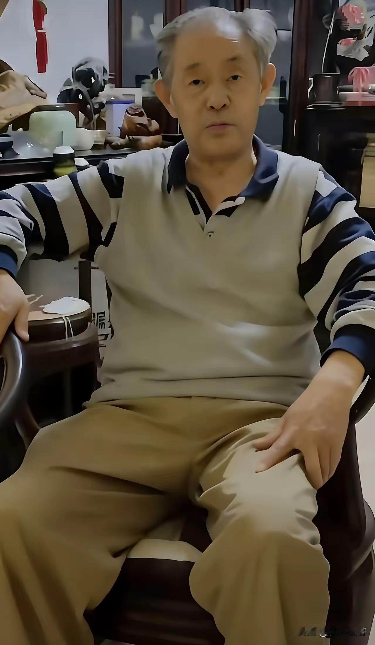 最近，81岁的前南京博物院院长家里的照片在网上流传开来，屋里摆着不少红木家具，角