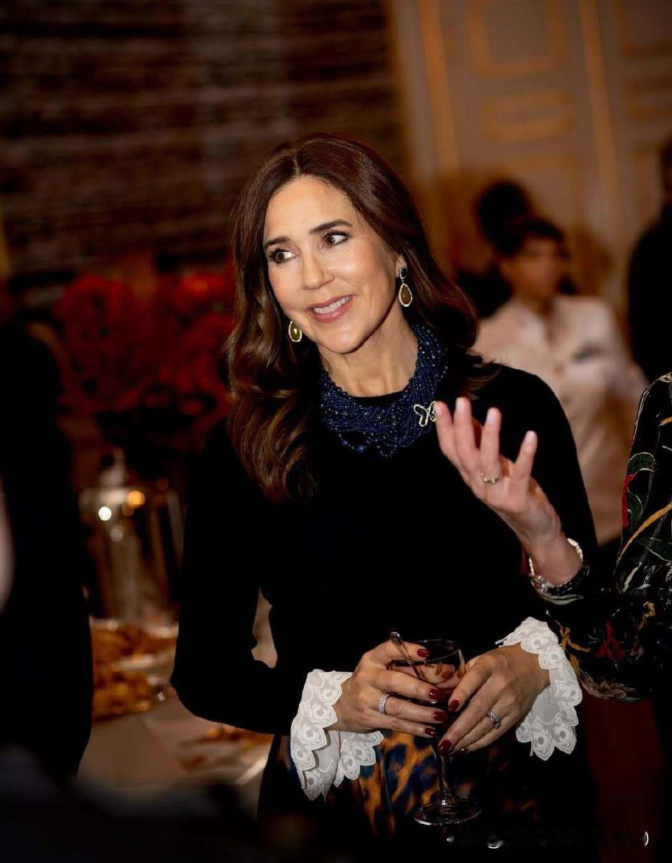 王后出席自己名下基金会举办的圣诞前招待会！很喜欢现在的状态，自信松弛不紧绷，看着