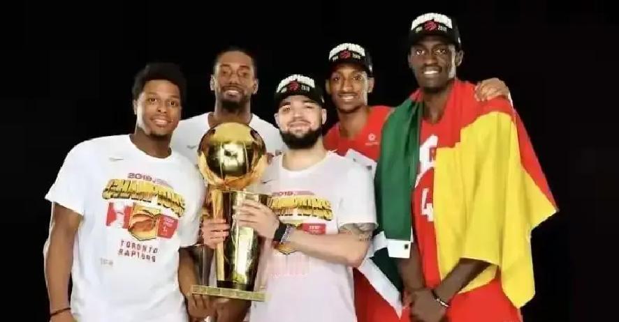 哈登离开火箭想夺冠，这有啥不对。结果一堆人说他背叛。他暗讽范弗里特去火箭就