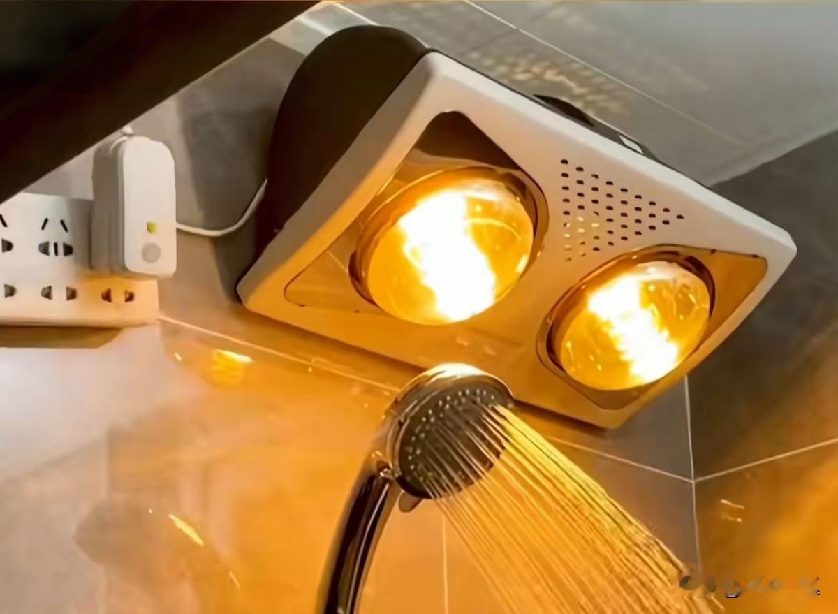 家长们快看！就因为洗澡时让宝宝盯着浴霸灯看，男婴右眼直接永久弱视，这事儿真的太痛