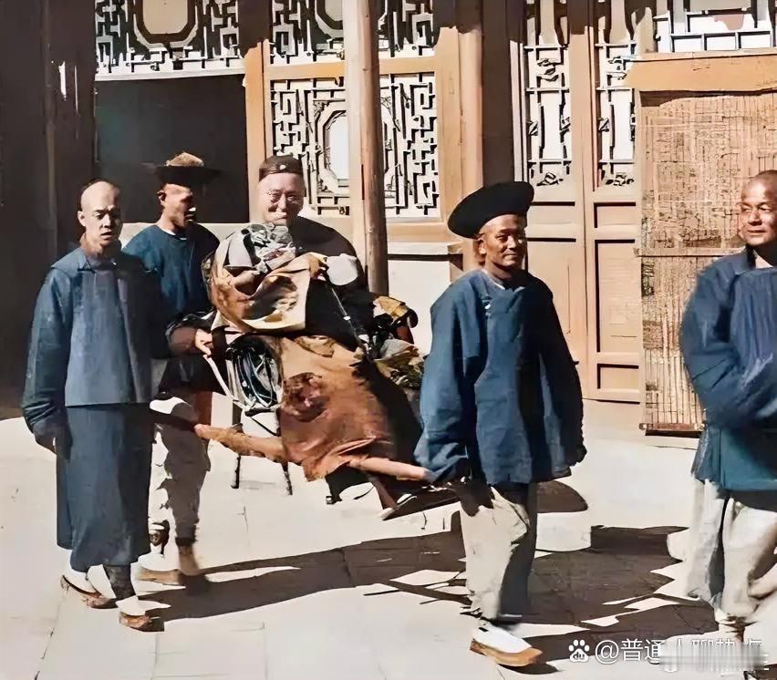 这是晚清时期李鸿章坐轿出行的一张老照片，这可不是演戏，而是他当时的真实样貌。都看