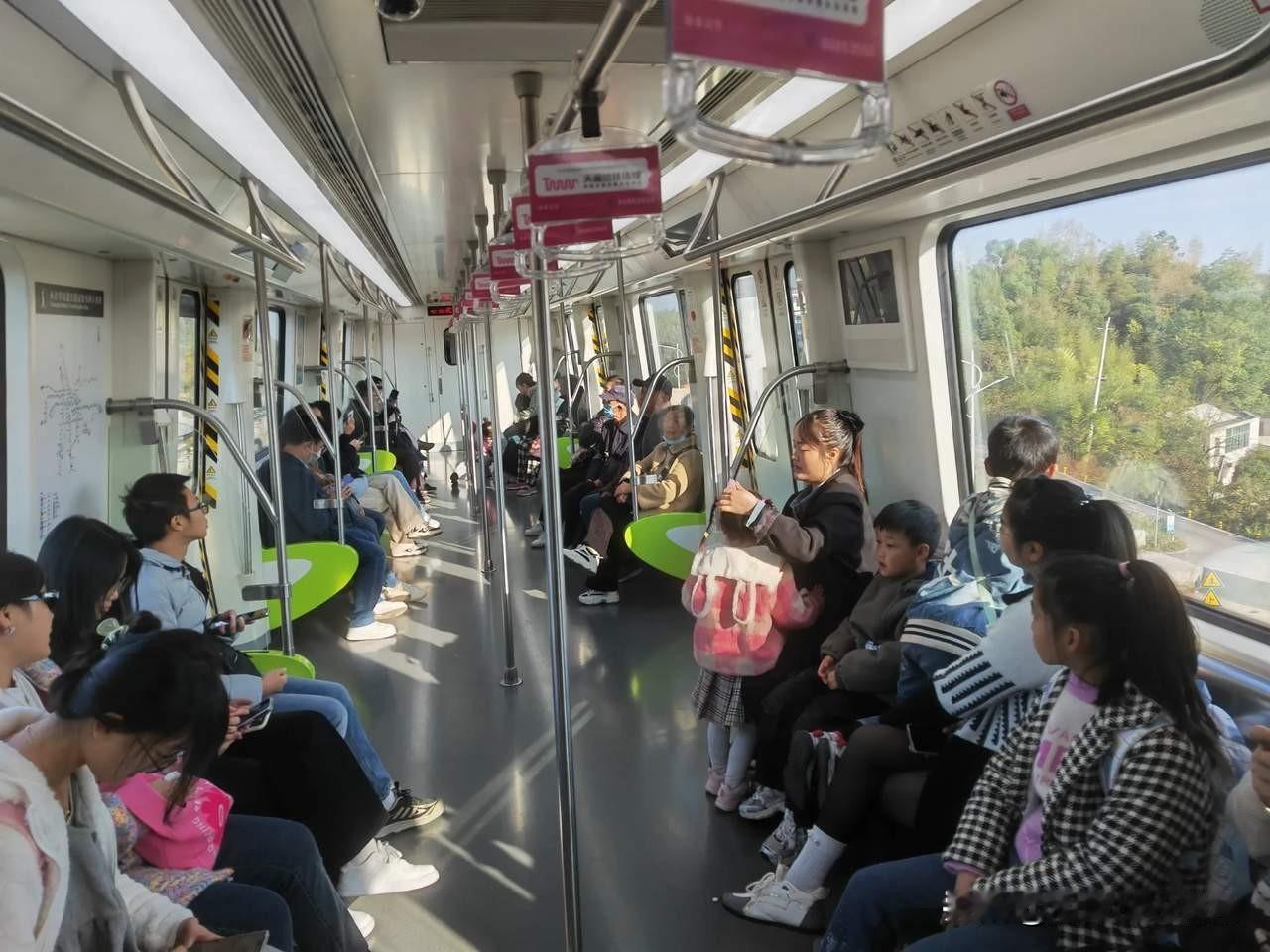 湘潭凭借长沙地铁三号线上的三个站，也算是跨入了地铁城市，成了湖南地铁第二城。随