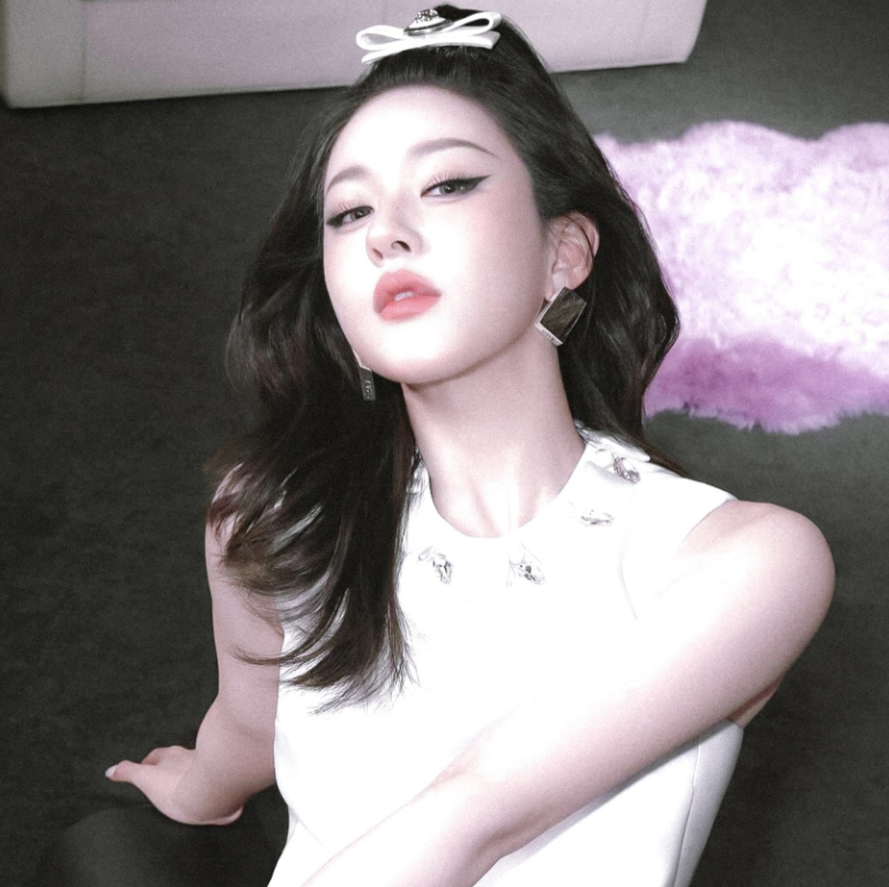 月光淌过窗棂时，思念正爬上未寄的笺