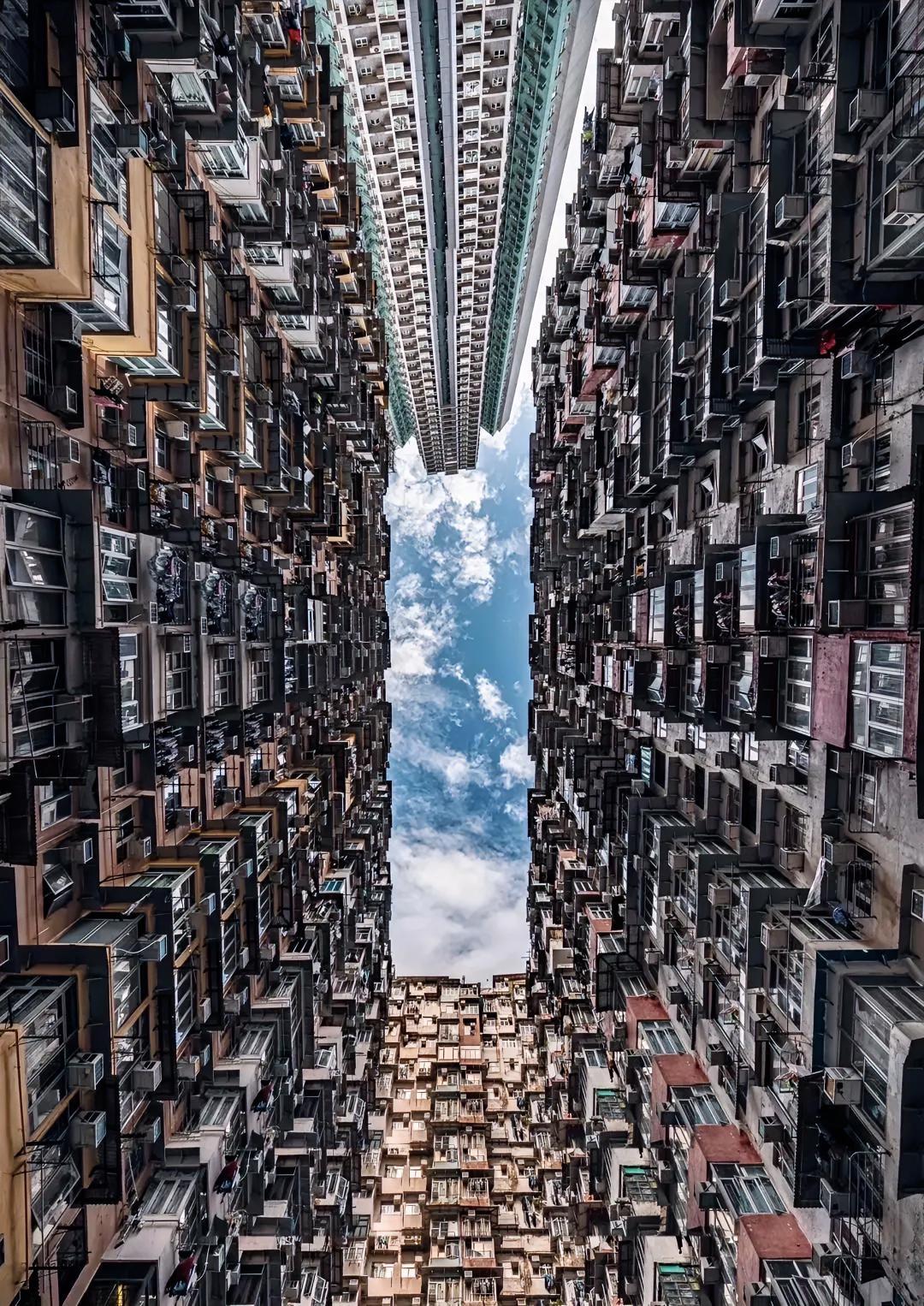 香港这种高密度住宅，内地人看了要打个嘀咕。这种"生存级"的压迫感，住惯宽