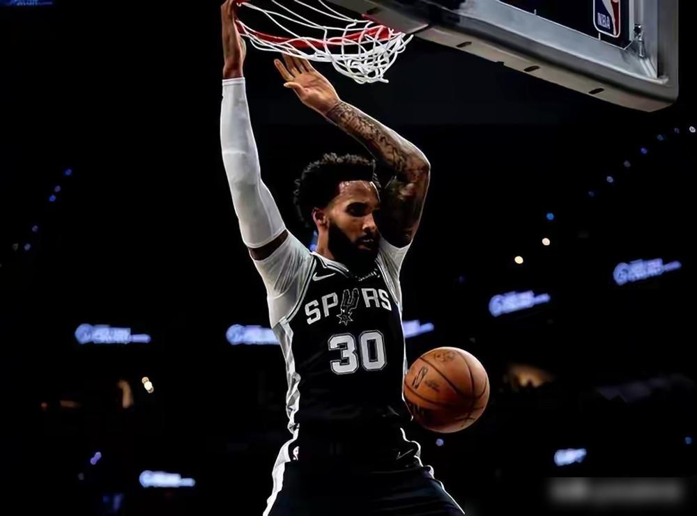 双状元休战，送惊险绝杀，马刺6人上双力克魔术。福克斯轰下31分如同尖刀，哈珀