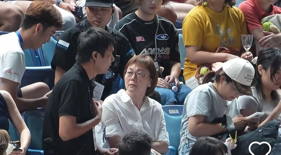 10月10日，上海网球大师赛观众席上又出神人，被所有观众轰出球场！事情发生在梅