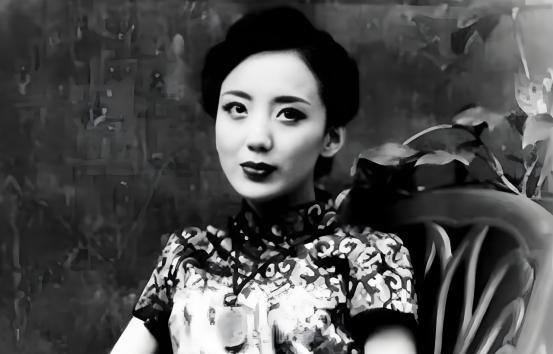 1922年，黄金荣告诉妻子林桂生：“我要娶露兰春，你交出正室之位和家里的财政大权