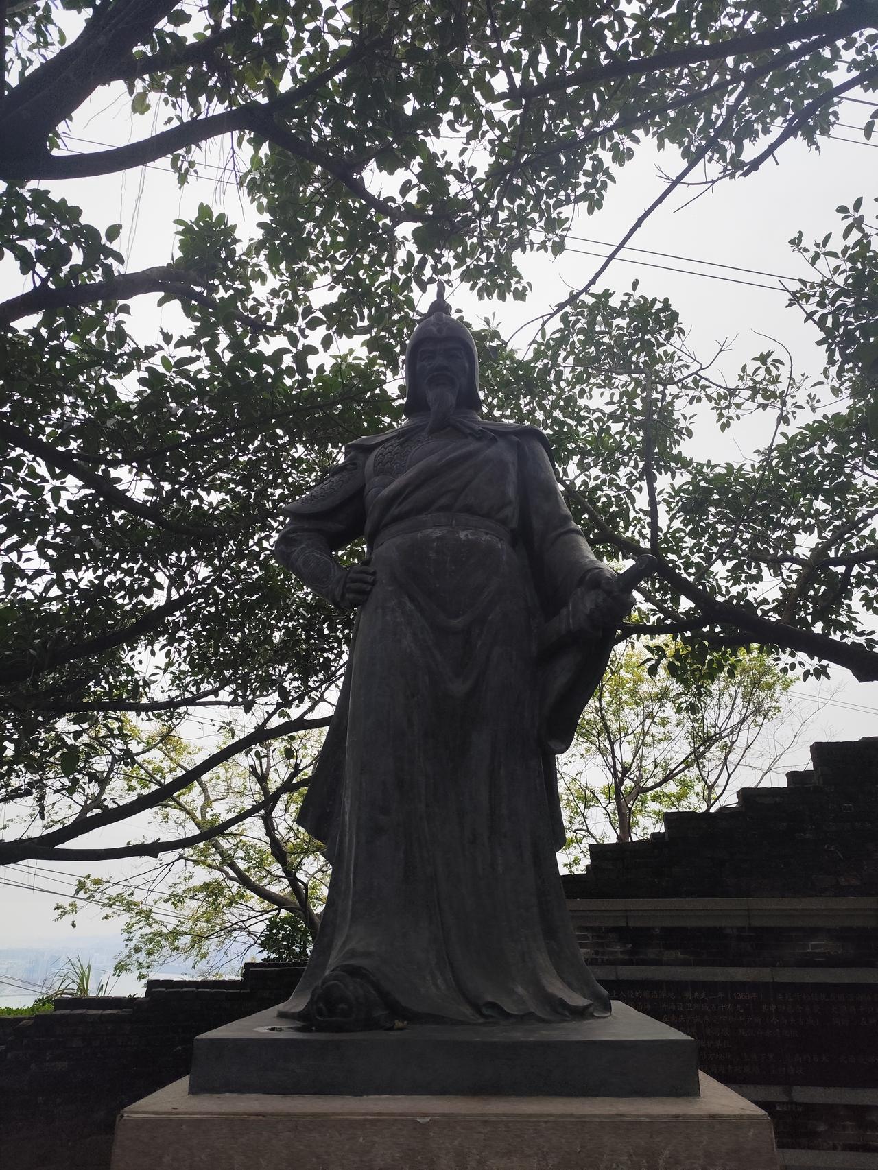 嘉庆年间，山东济宁有个读书人孟伟。他租的房子里常年的闹狐妖。孟伟很努力的读书写诗