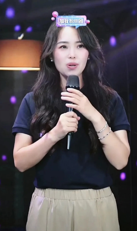 云朵时隔八月重启直播，泪洒现场宣告音乐重生2025年5月20日晚，歌手云朵在