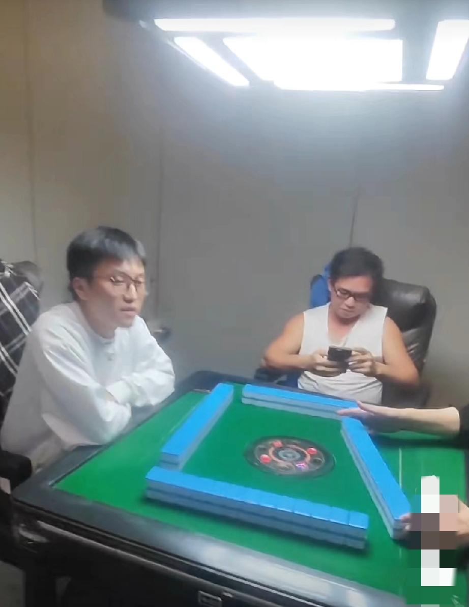 广东佛山。外卖员发视频爆料:在棋牌室打牌的一位男子在平台上点了几瓶啤酒，跟平台申